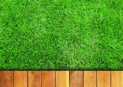 Comment poser son gazon synthétique sur du bois ?